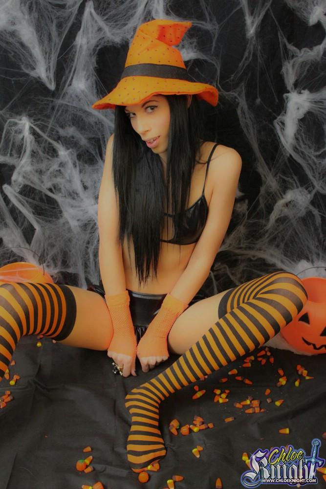 Chloe cavaliere si veste in arancione sexy e calze nere per halloween
 #53793467