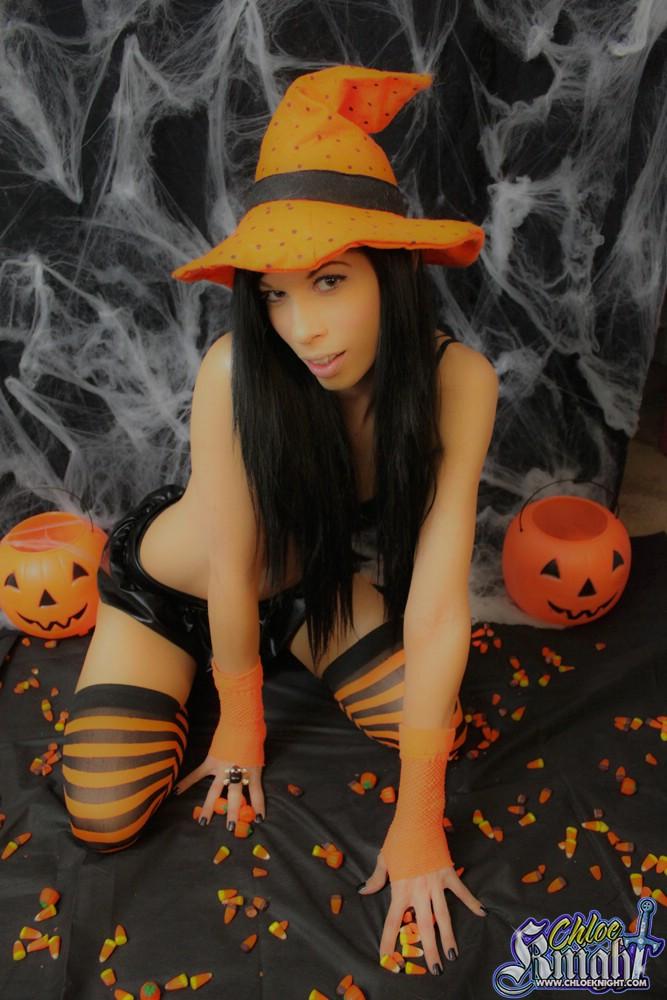 Chloe cavaliere si veste in arancione sexy e calze nere per halloween
 #53793509