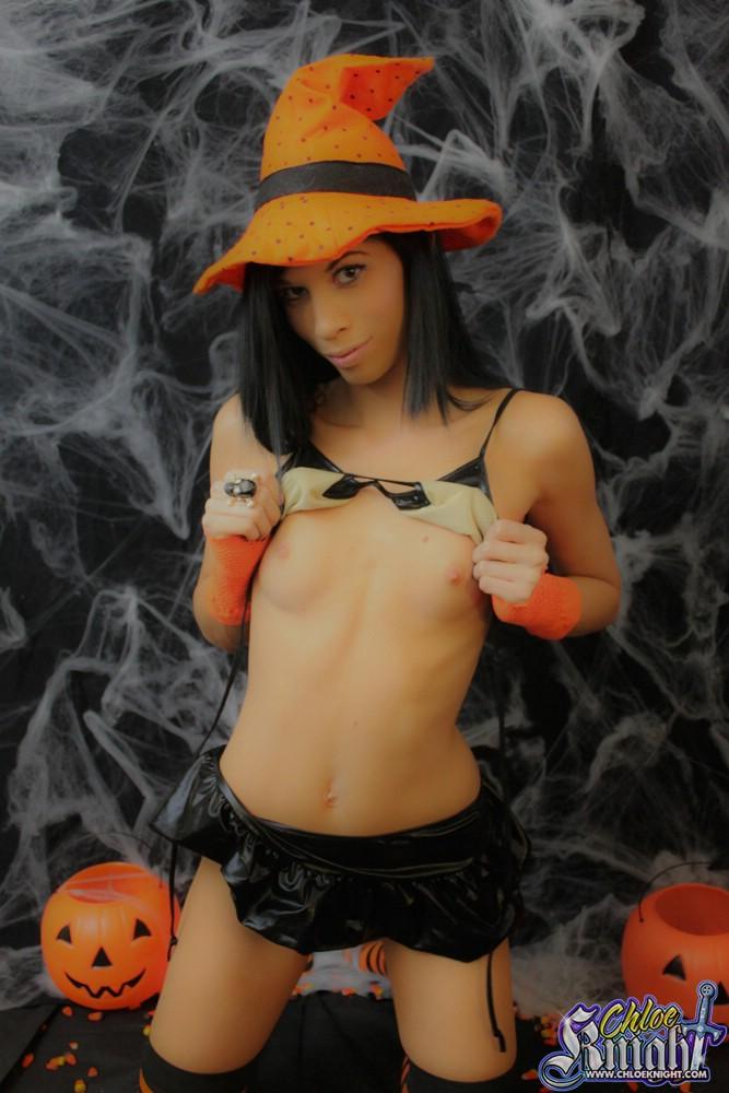 Chloe cavaliere si veste in arancione sexy e calze nere per halloween
 #53793575