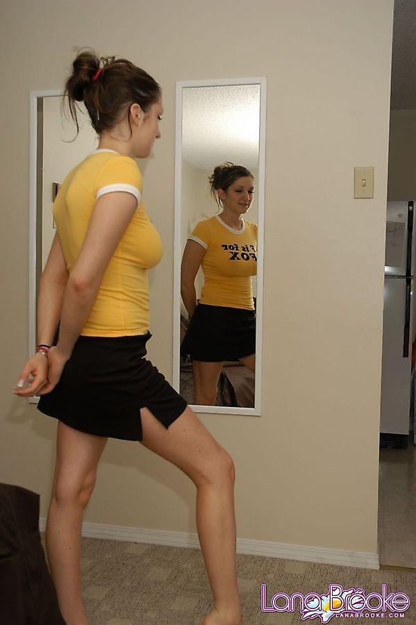 Immagini di Lana Brooke controllando se stessa allo specchio
 #58813020