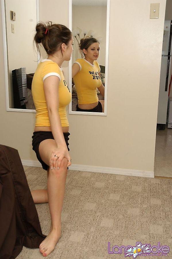 ラナブルックの写真は、鏡の中で自分自身をチェックする
 #58813072