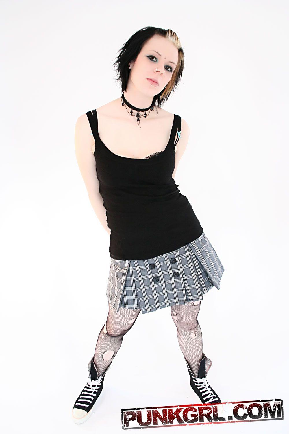 Fotos de la joven punk sky siendo una colegiala traviesa
 #60763834