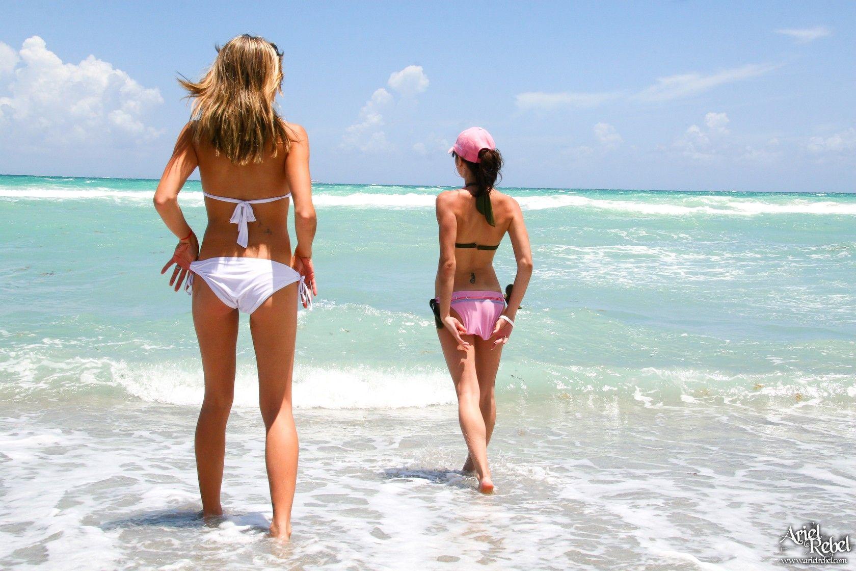 Bilder von Ariel Rebel und Andi Pink, die sich am Strand vergnügen
 #53149267