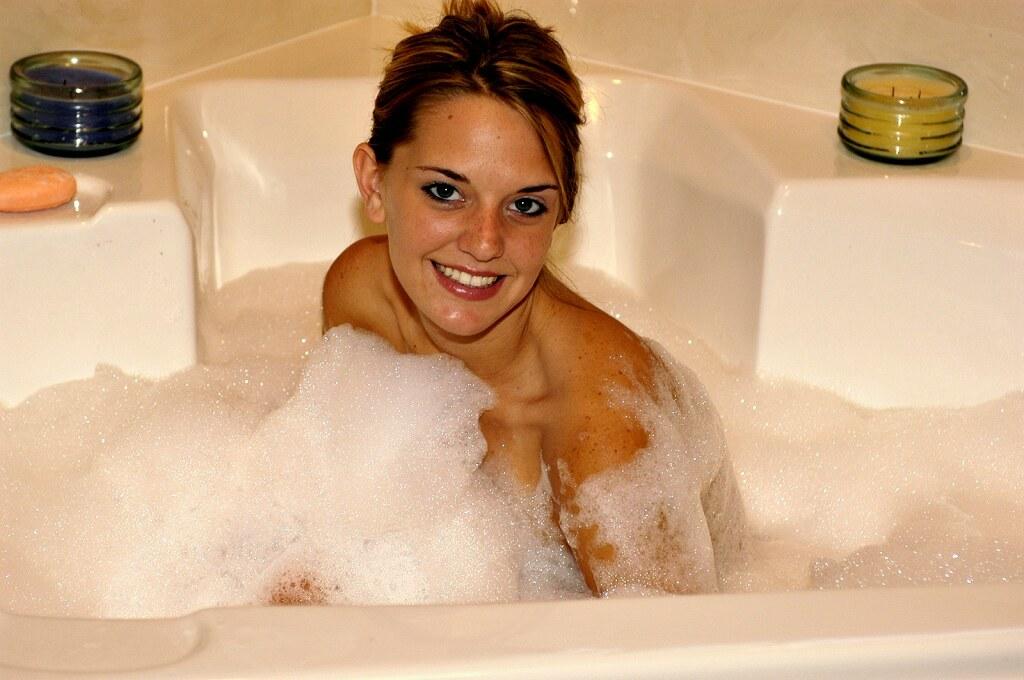Ashley si insapona nella vasca da bagno
 #53033096