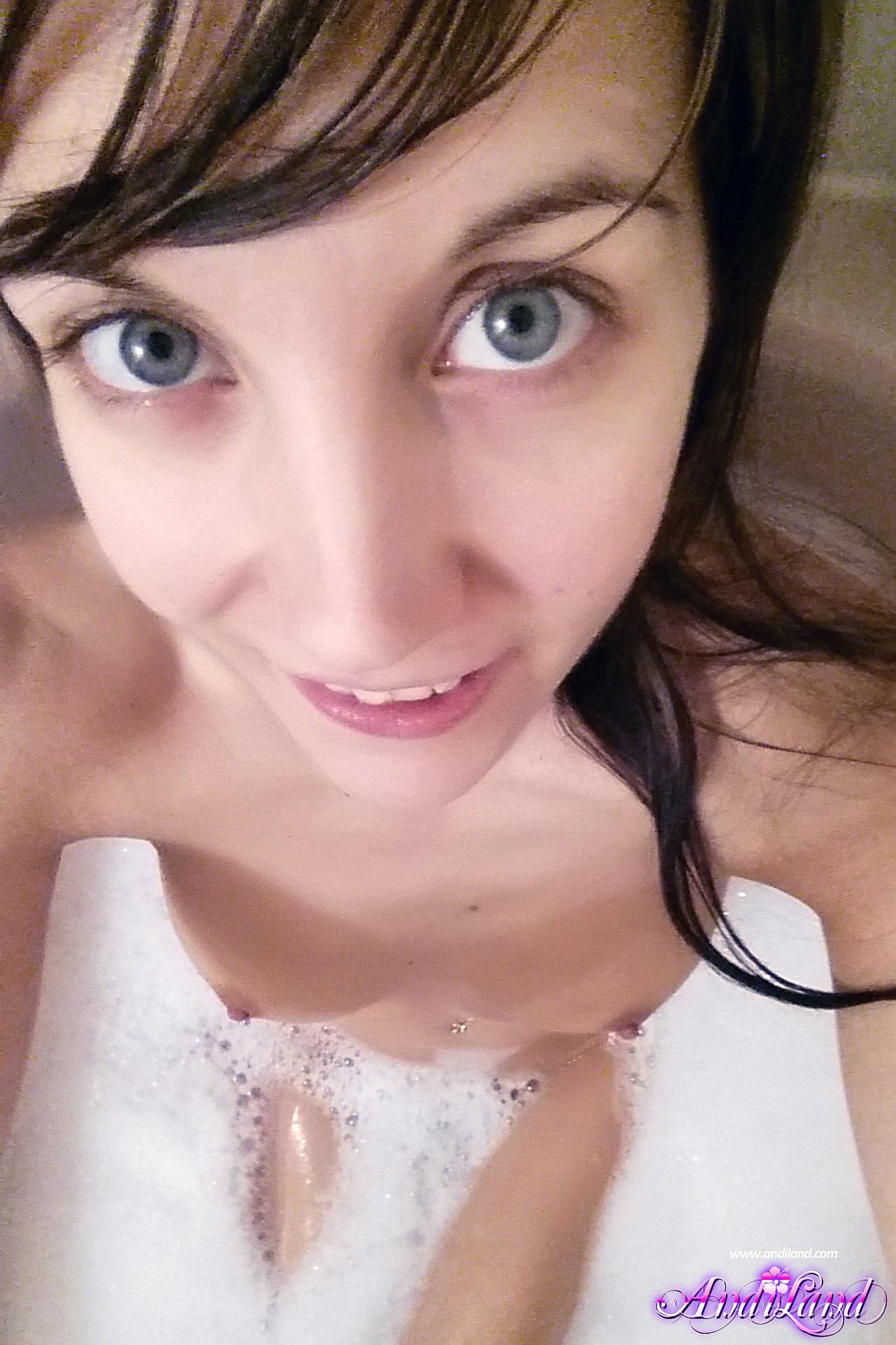 Andi Land macht ein paar Selfies für Sie in der Badewanne
 #53134893