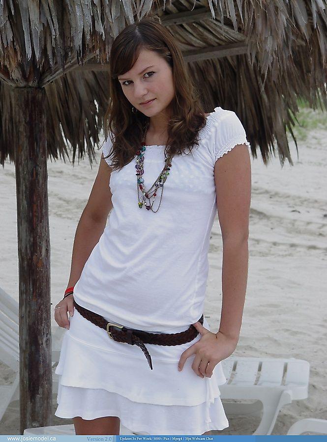 Fotos de la chica joven josie model mostrando sus tetas en una playa
 #55702106