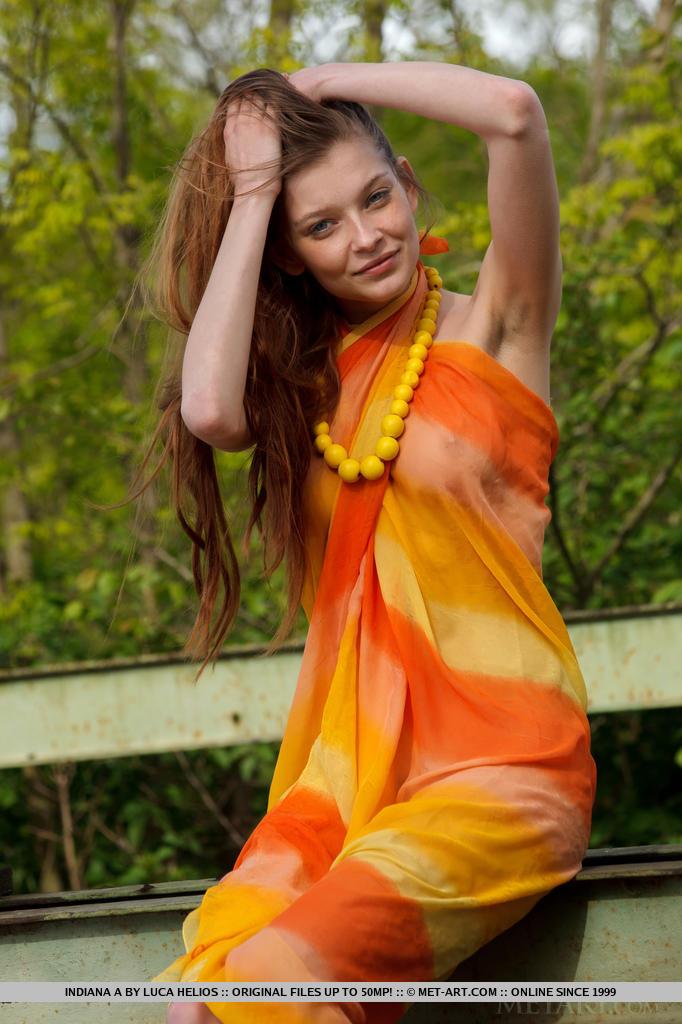 La hermosa joven indiana a se desnuda para ti al aire libre
 #54889238