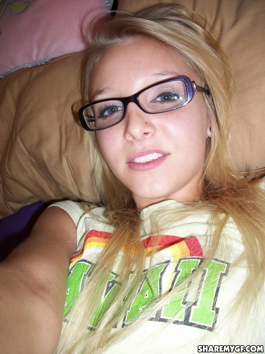 Une superbe blonde amateur à lunettes prend des photos d'elle.
 #60797772