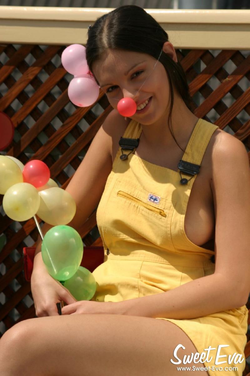 Eva se desnuda y juega con globos
 #54330121