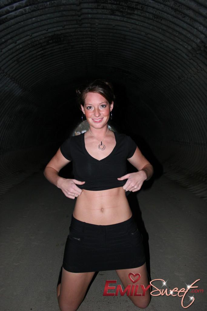 Bilder von emily sweet entblößt ihre Titten in einem Tunnel
 #54239863