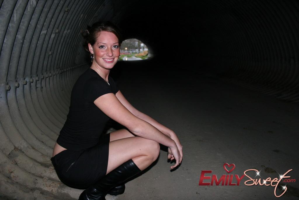 トンネルの中で彼女のおっぱいを公開エミリー甘いの写真
 #54239908