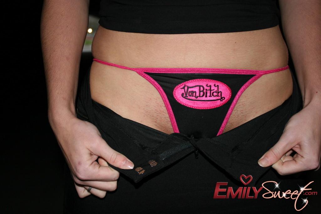Bilder von emily sweet entblößt ihre Titten in einem Tunnel
 #54239917