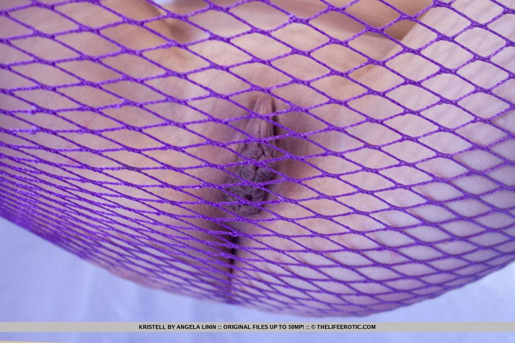 Blonde Schönheit kristell spreizt ihre Beine in einem Netz in "risque"
 #60855718