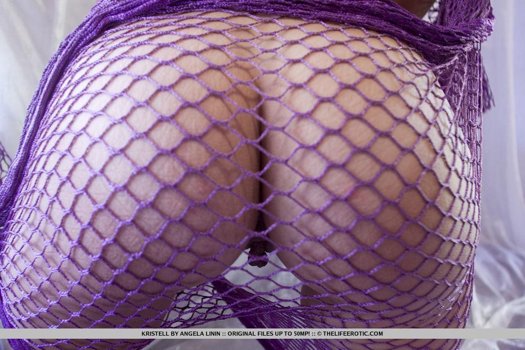 Blonde Schönheit kristell spreizt ihre Beine in einem Netz in "risque"
 #60855755