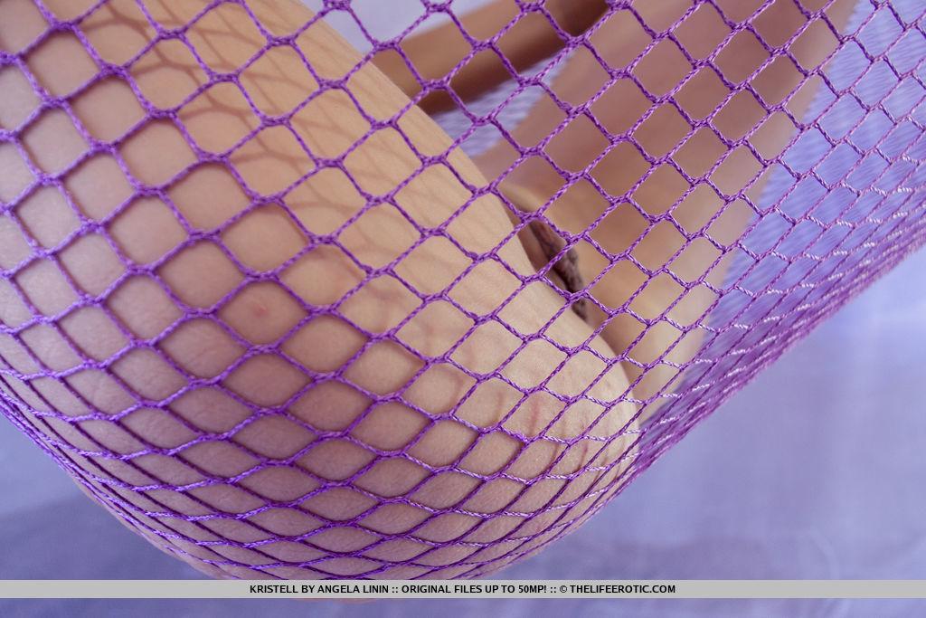 Blonde Schönheit kristell spreizt ihre Beine in einem Netz in "risque"
 #60855776