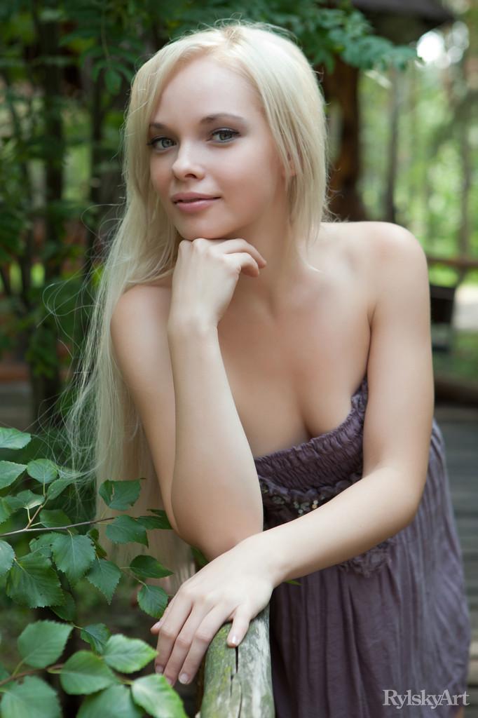 Schöne blonde feeona a zeigt Ihnen, was unter ihrem Kleid ist
 #54363527