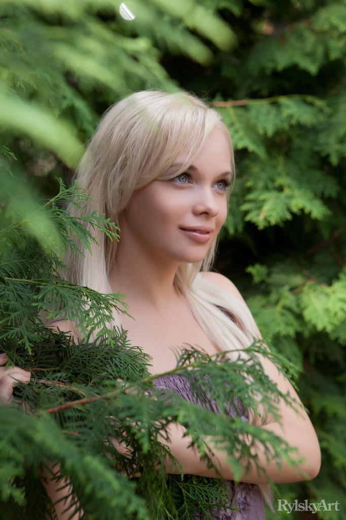Schöne blonde feeona a zeigt Ihnen, was unter ihrem Kleid ist
 #54363790