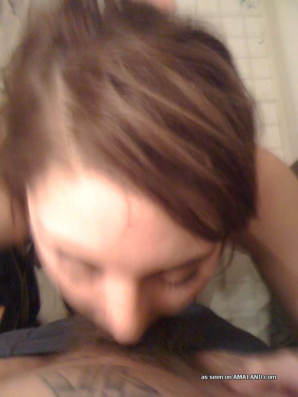 Une jeune suceuse de bite se fait baiser par derrière et prend des selfies.
 #60731461