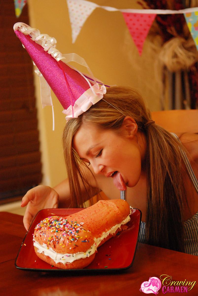 Carmen festeggia il suo compleanno con una torta a forma di pene
 #53873710