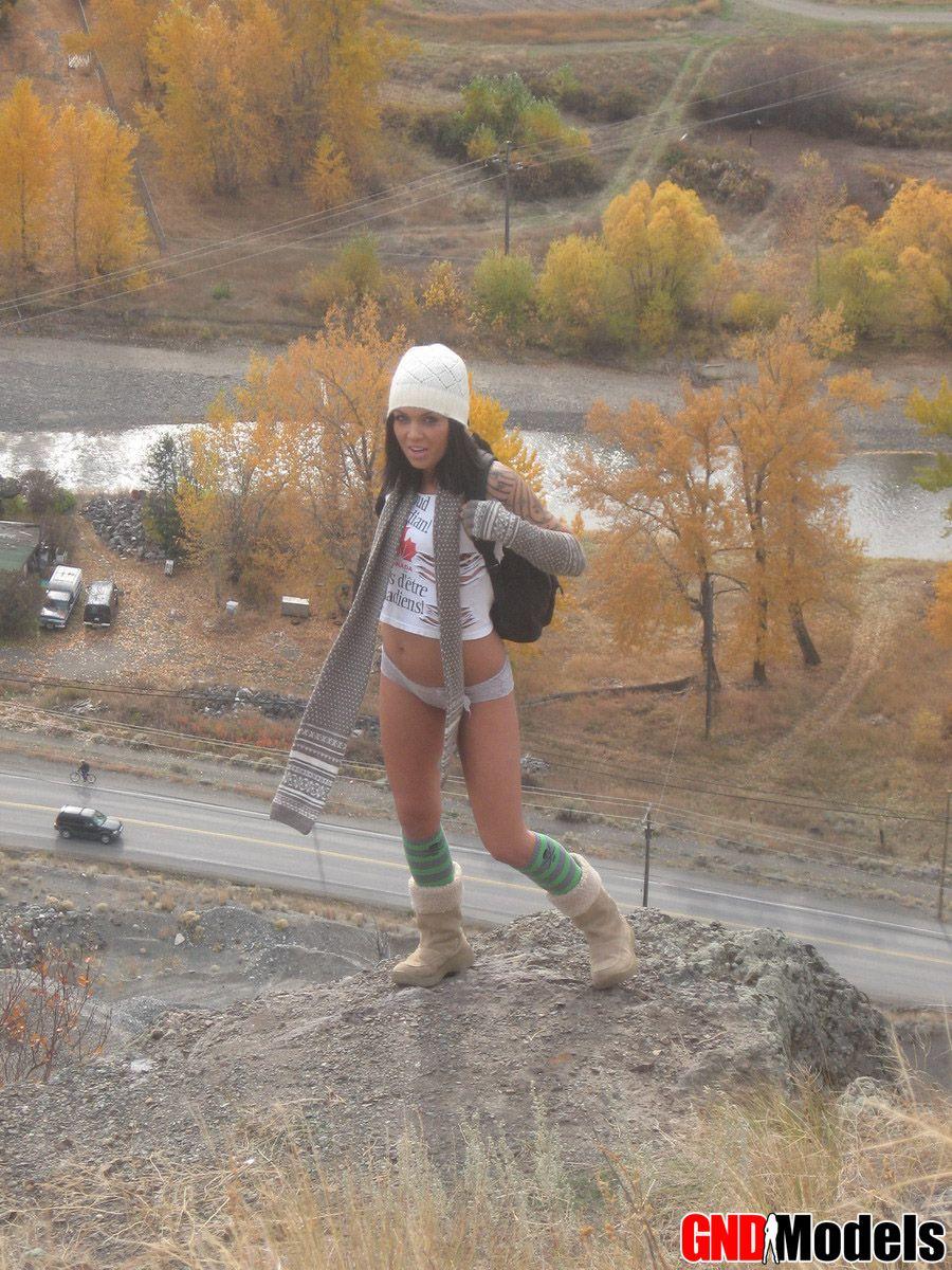 Bilder eines heißen kanadischen Mädchens, das in ihrem Höschen auf eine Wanderung geht
 #60503399
