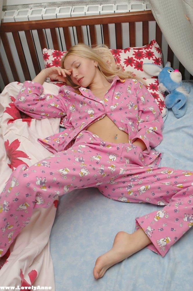 La teenager Anne dorme nuda nel letto
 #59104489