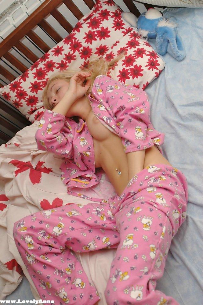 裸でベッドに寝ているティーンのアン
 #59104591