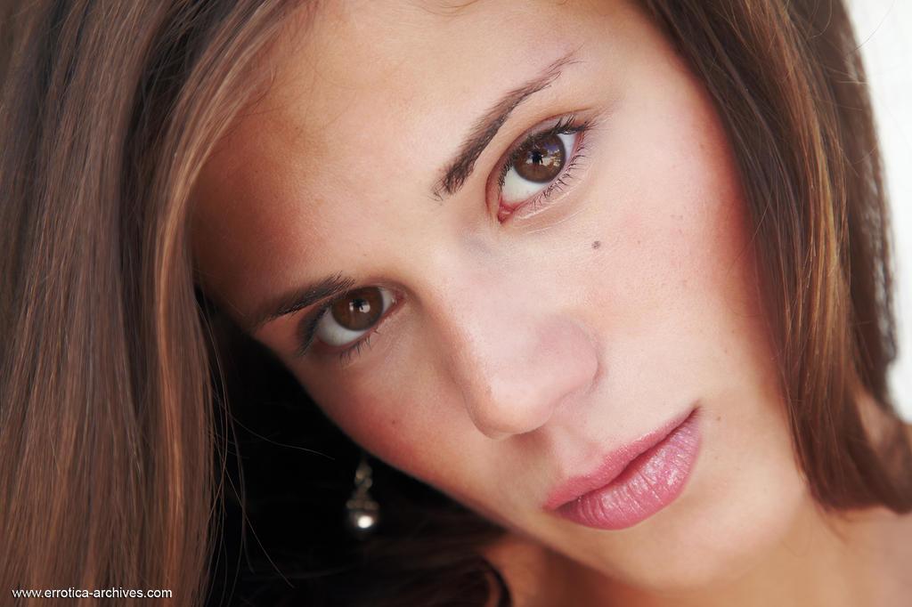 Caprice entblößt ihren nackten Körper und lädt Sie ein, sich zu ihr in die Hängematte zu setzen
 #59000298