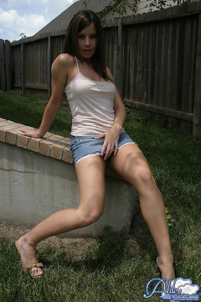 Bilder von ashley brookes zeigt ihre langen Beine draußen
 #53321995