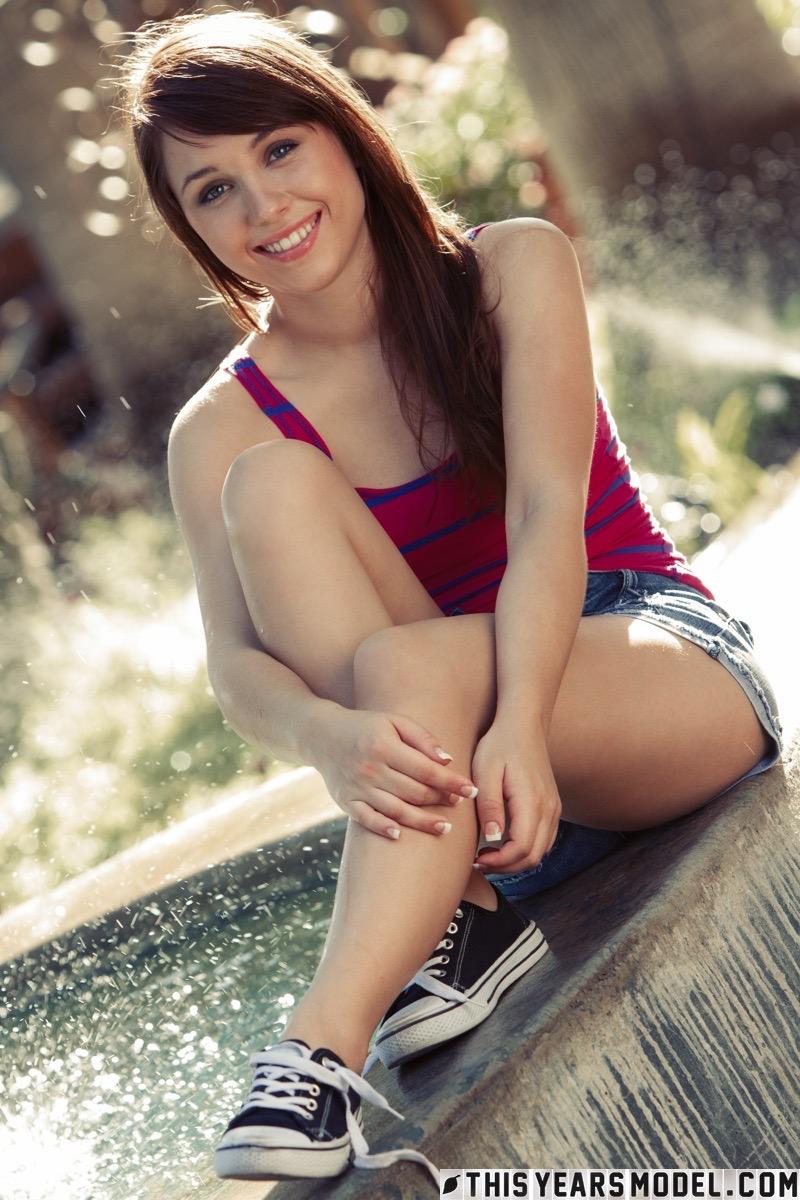 L'adolescente bruna Marissa May si spoglia in una fontana pubblica
 #60880318