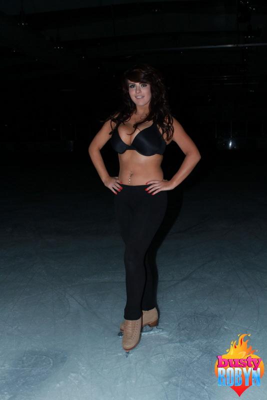 La patinadora británica de tetas grandes Robyn Alexandra se desnuda en el hielo
 #59875228