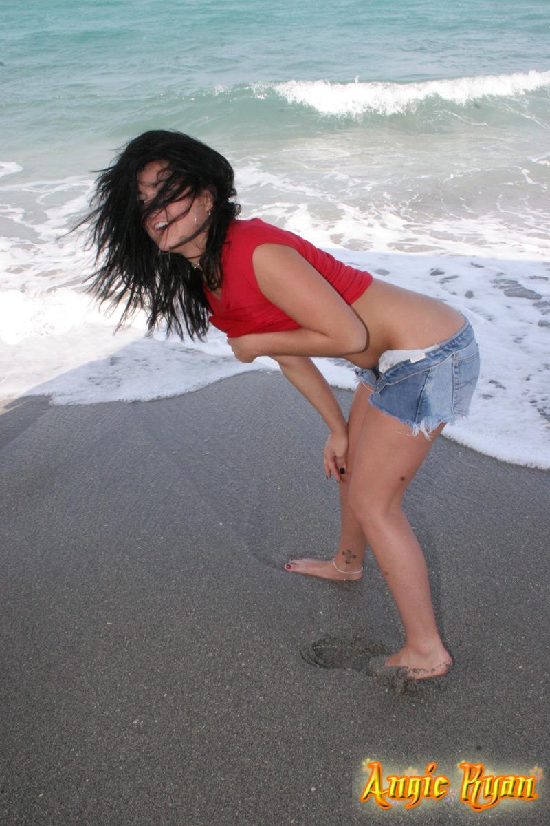 Fotos de angie ryan desnudandose en una playa
 #53199185