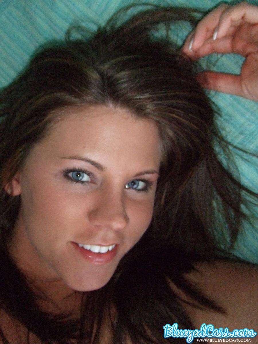 Bilder von Teenie Blueyed Cass, die heiße Bilder von sich im Bett macht
 #53457906