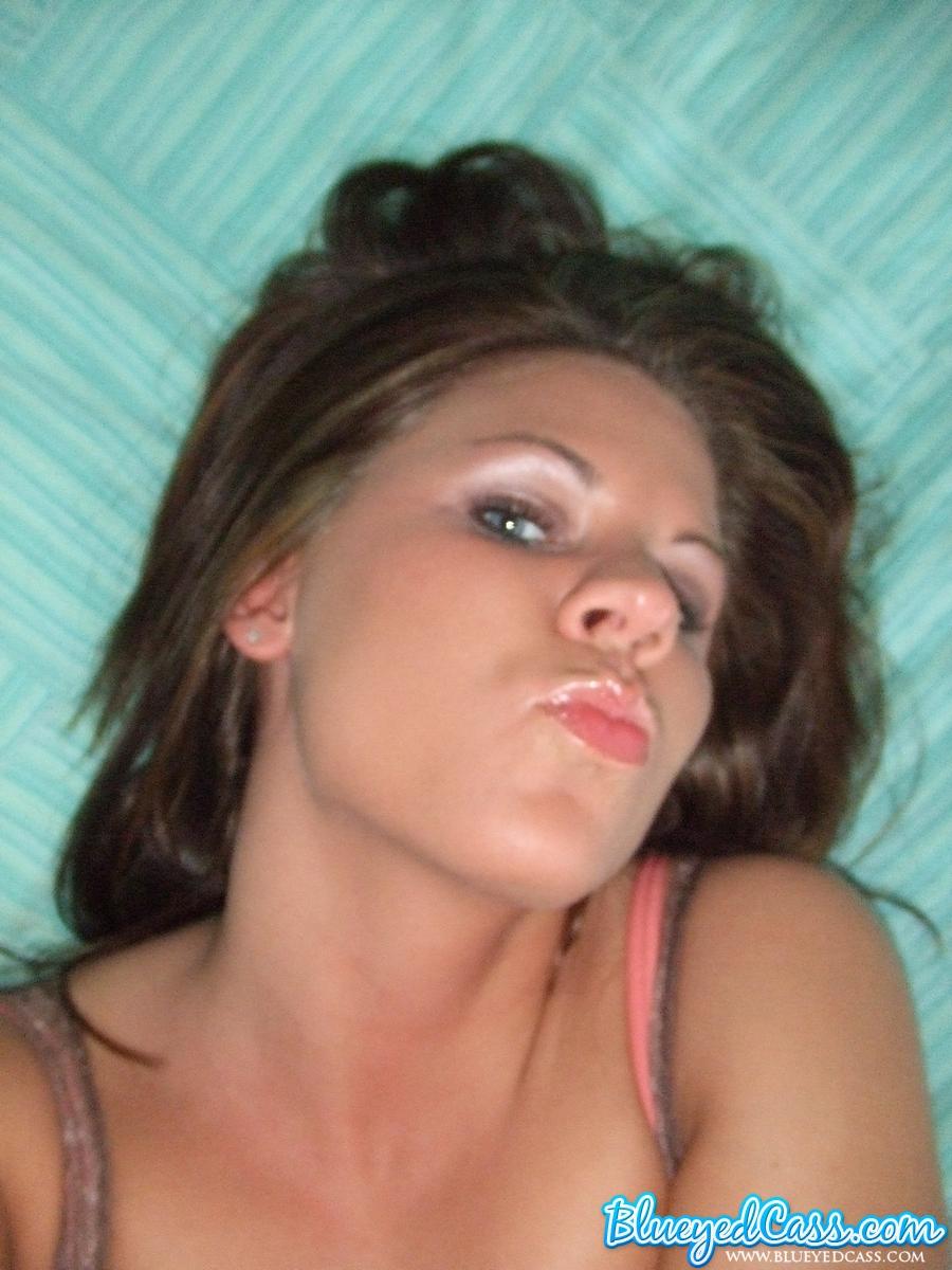 Bilder von Teenie Blueyed Cass, die heiße Bilder von sich im Bett macht
 #53457941