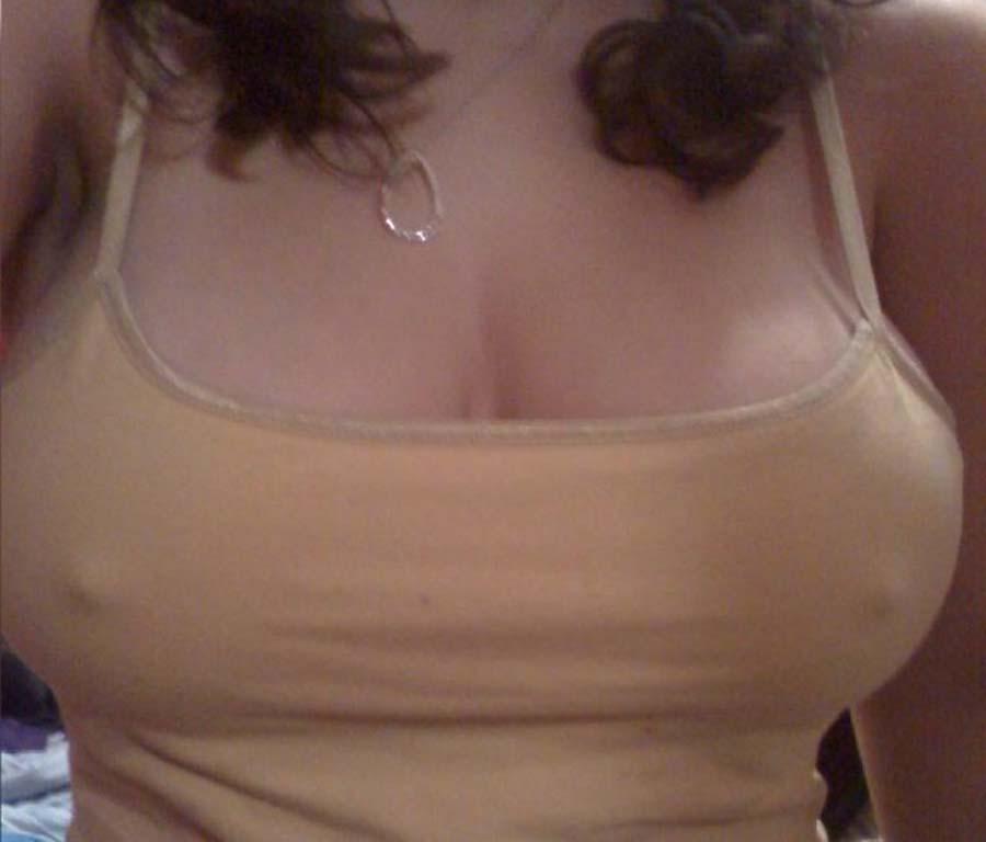 Bilder von ungezogenen Freundinnen, die ihre großen Brüste zeigen
 #60478541