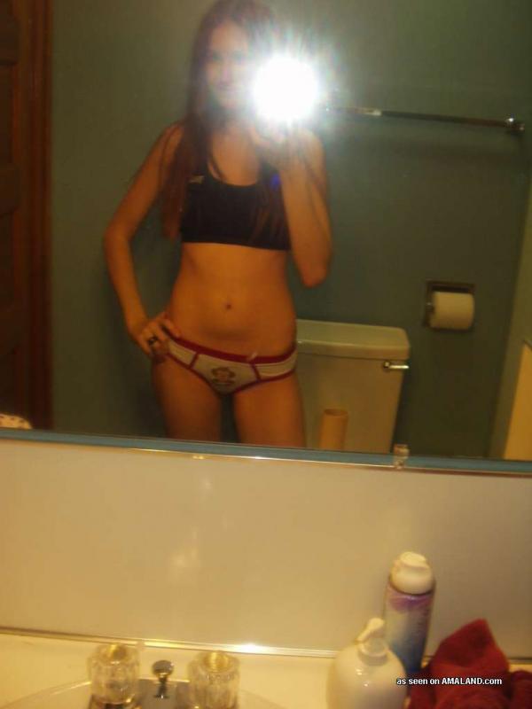 Compilation de filles amatrices non dénudées posant de manière sexy en webcam
 #60656676