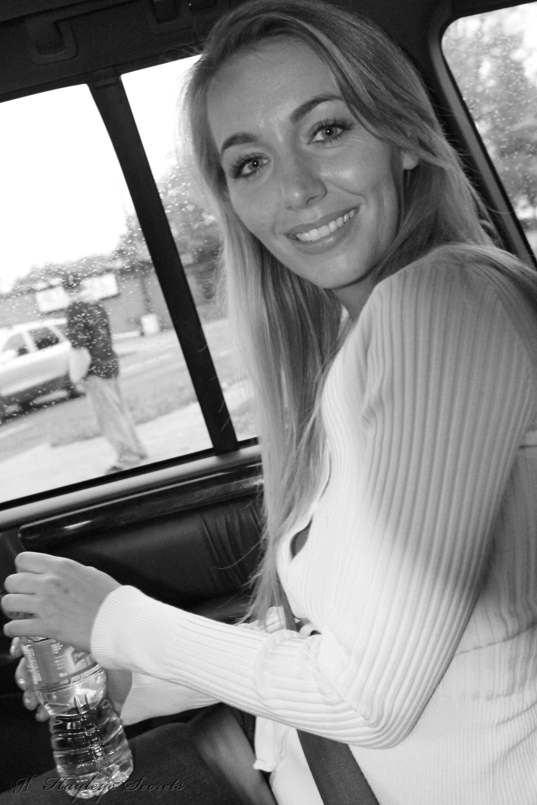 Immagini di Hayley che mostra le sue tette sul sedile posteriore della sua auto
 #54731004