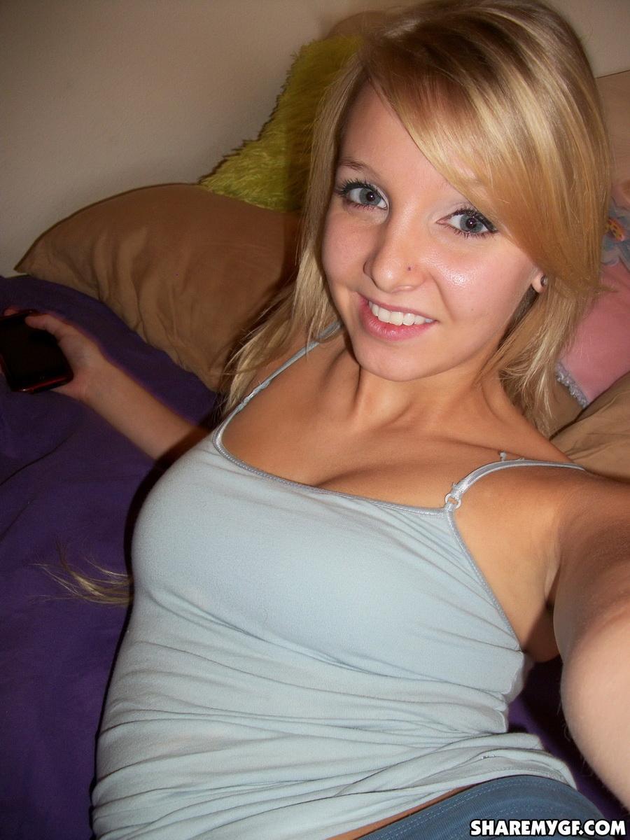 Jeune blonde amateur prend des photos sexy de son corps
 #60798197