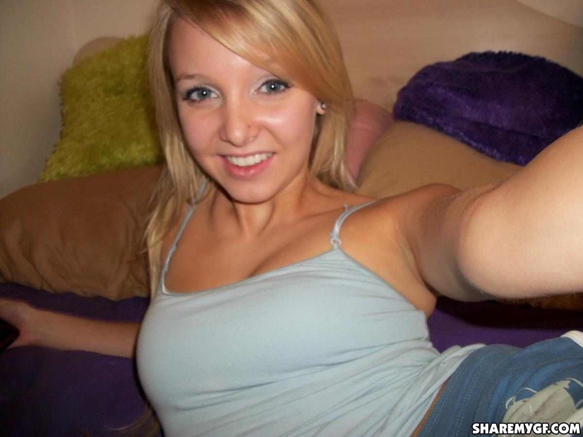 Blonde Teenie-Amateurin macht sexy Fotos von ihrem Körper
 #60798212