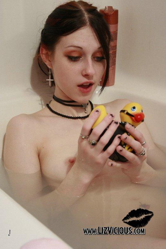 リズの写真は、彼女の貧しいスレーブダッキーと一緒にお風呂に入って悪意のある。
 #59034451