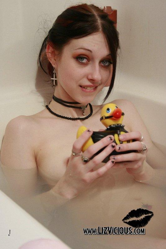 Pictures of Liz Vicious taking a bath with her poor slave ducky #59034472