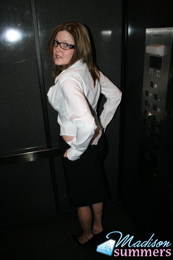 エレベーターの中でフラッシュを浴びるティーム秘書マディソン・サマーズの写真
 #59163529