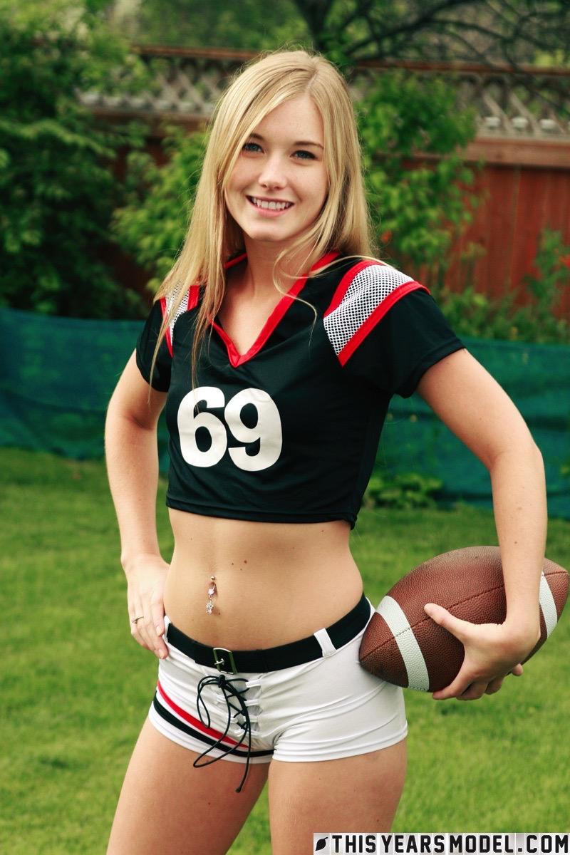 Blonde Teenager-Juwel Streifen aus ihrer Fußball-Uniform außerhalb
 #59841034