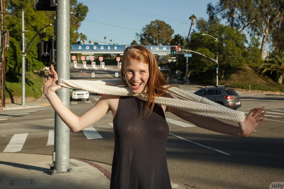 La jeune rousse Abby Vissers se fait plaisir dans sa robe.
 #60939270