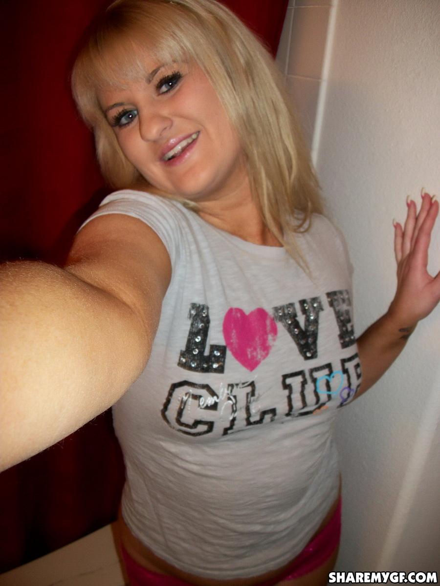 Kurvige blonde Freundin macht Selfie-Bilder von ihr strippen
 #60790729