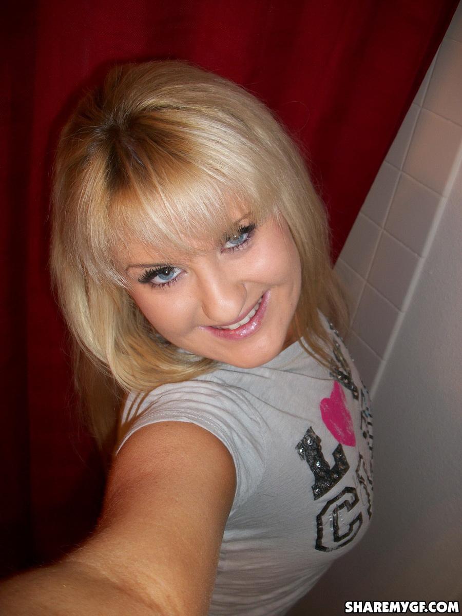 Kurvige blonde Freundin macht Selfie-Bilder von ihr strippen
 #60790749