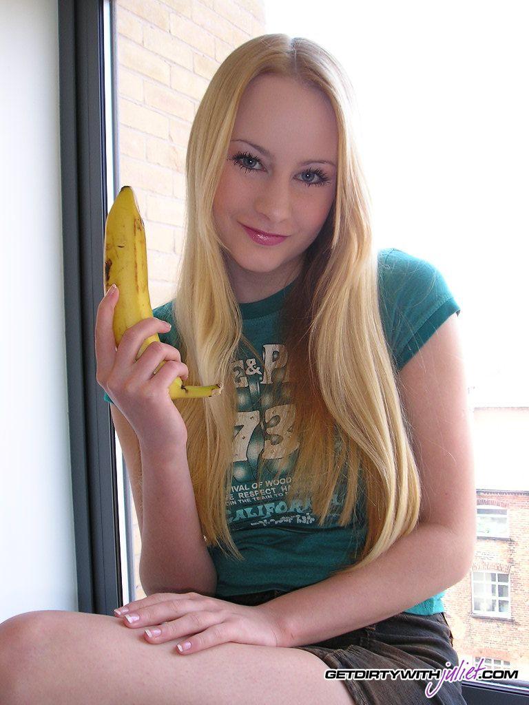 Fotos de ensuciarse con julieta masturbándose con un plátano
 #54479584