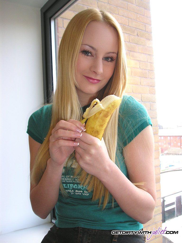 バナナでオナニーするジュリエットと汚れるの写真
 #54479752