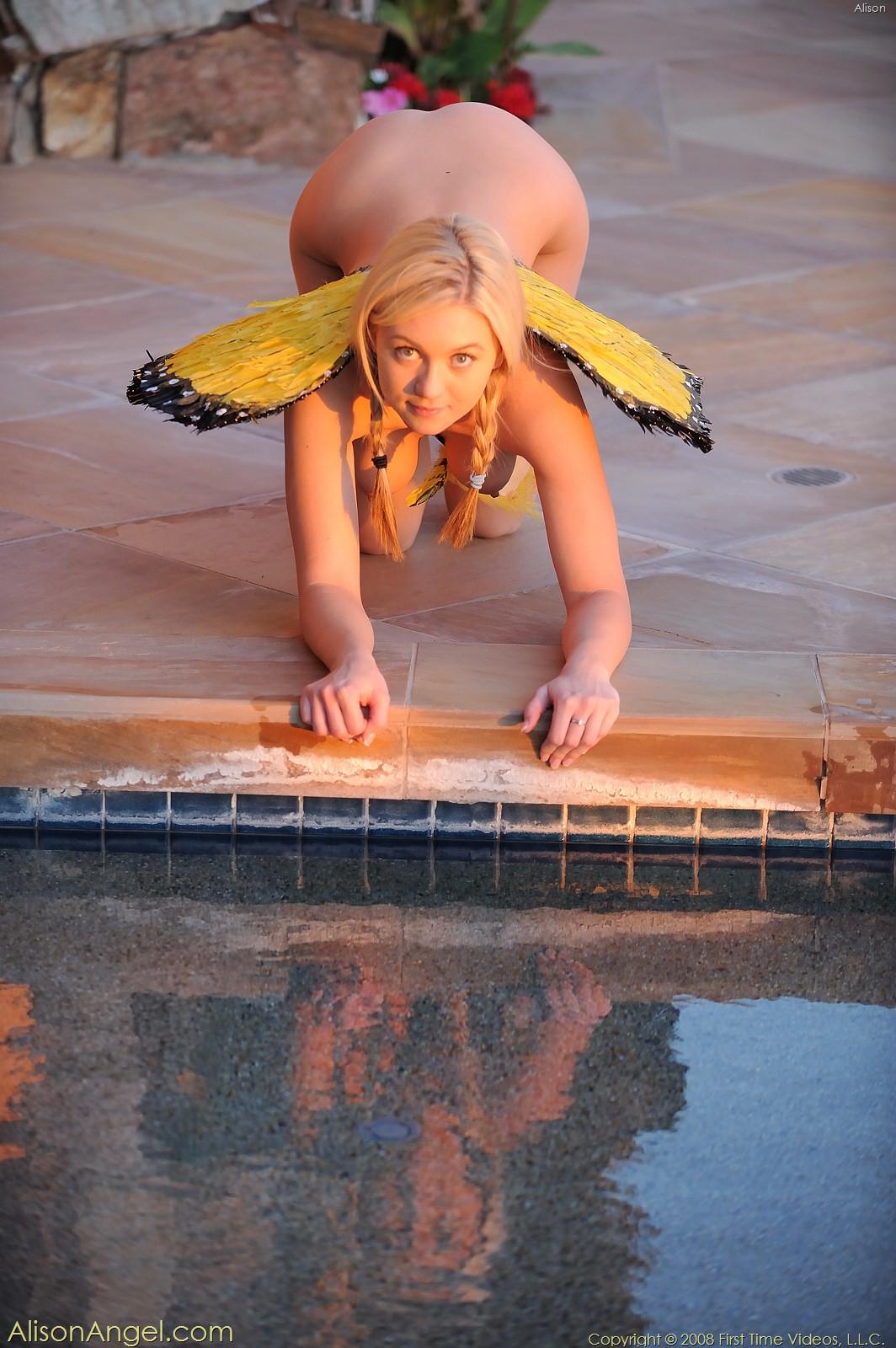 ティーンの女の子アリソンエンジェルの写真は、ハロウィーンのための蝶のようにドレスアップ
 #53011605