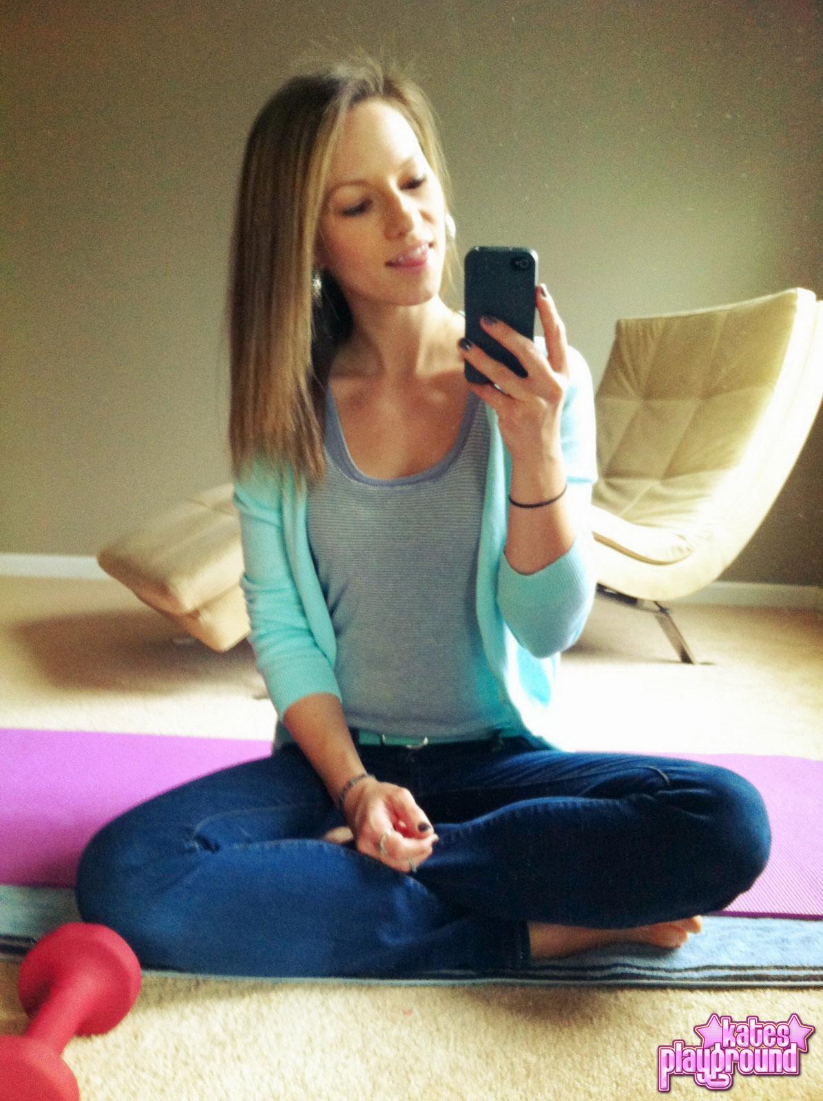 Kate se sent un peu coquine à la maison et prend des photos d'elle dans un pantalon de yoga sexy.
 #58060116