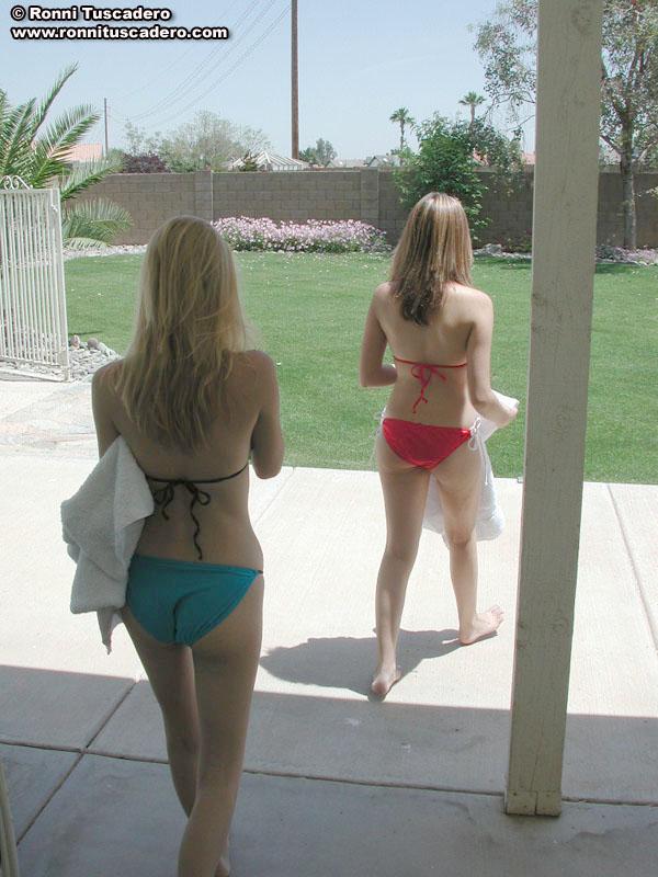 Immagini di due giovani caldi in bikini
 #54076325